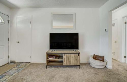 Alder Nest Cozy Retreat w Fire Pit & Workspace - Foto 11