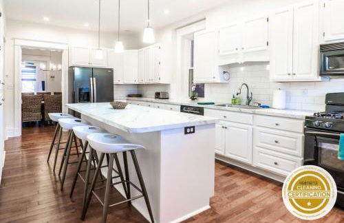 7BR Luxury Living 1st Floor Primary ABODEbucks - Foto 1