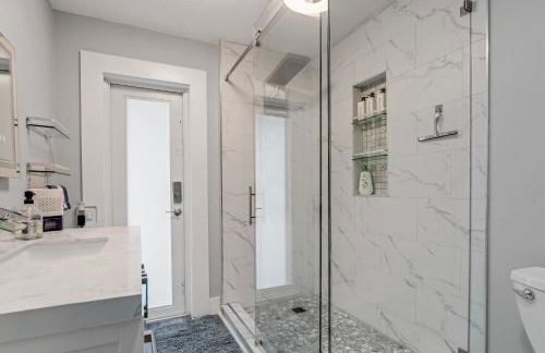 Luxe by Jenn - 3BR Retreat with Heated Pool - Photo 19