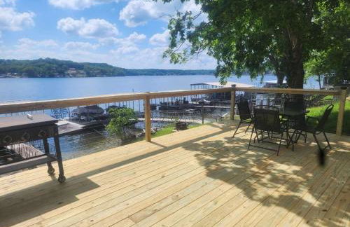 Newly remodeled waterfront home - Photo 5