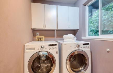 Forest Front Home w Fire Pit Mins to Beaches Wineries Trails Cedarview Retreat by AvantStay - Foto 29