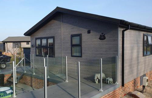 Routh 2-Bed Luxury Lodge Hot Tub & Lake View - Foto 13