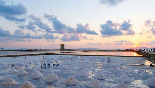 Montanhas de sal nas salinas de Trapani
