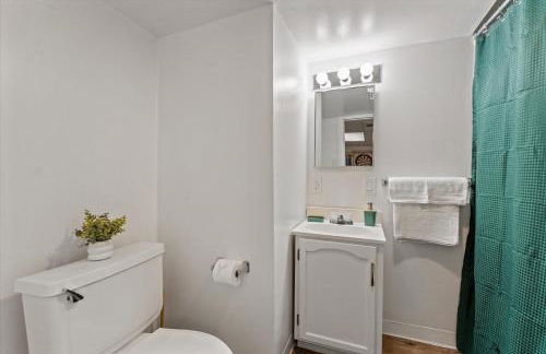 5 Mins to UND - Cozy 4BD with BBQ & Pool Table - Foto 28