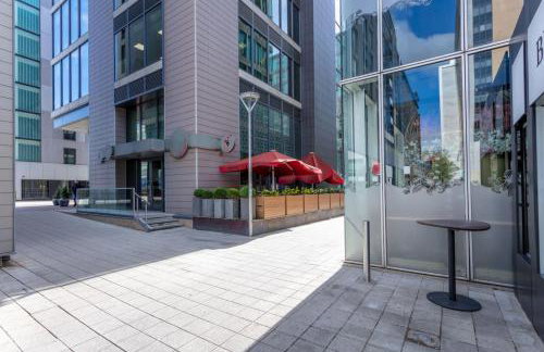 Sleek Apartment with Balcony - City Centre - Free Parking, Fast WiFi and 55'' Smart TV by Yoko Property - Foto 25