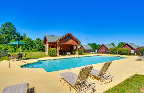 Walk to Lake Keowee Idyllic Six Mile Cabin! - Foto 3