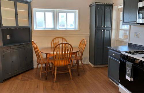 Private house with 3 bedrooms and 1 bathroom, free parking, convenient to NYC Manhattan bus and train, MetLife Stadium FIFA World Cup 35 minutes away - Foto 1