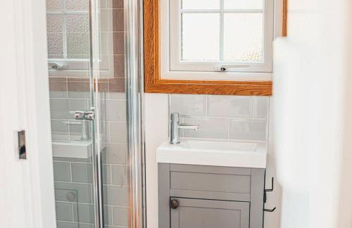 Elmhut Shepherd's Hut with Hot Tub - Foto 7