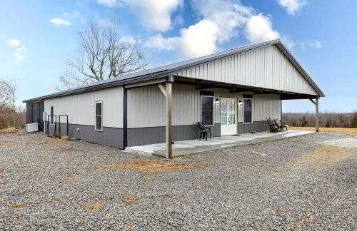 Cozy Wood-Interior Lodge with Screened Patio, Fire-Pit Table, Grill & Fast WiFi in Goreville, Illinois - Photo 22