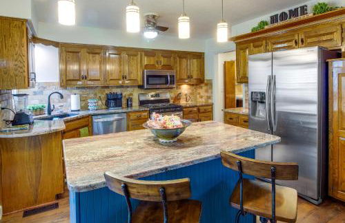 Overland Park Home with Fenced-In Yard and Gas Grill! - Foto 8