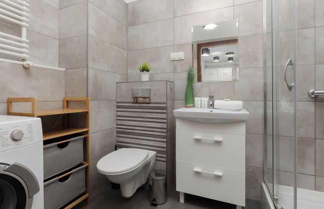 Comfy Apartment With Parking by Renters - Photo 37