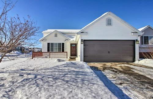 Welcoming West Fargo Retreat w Backyard - Foto 24