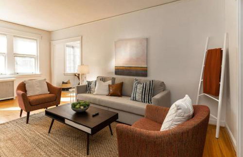 Hyde Park Comfort with Office Near Everything - Photo 2