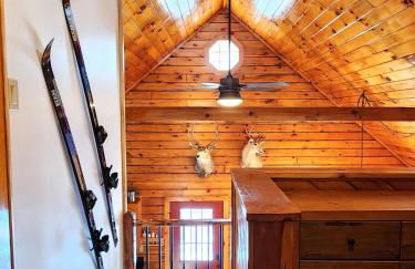 Stylish Forest Lodge with Large Hot Tub, Firepit and Fireplace minutes to Gore Mountain - Foto 40