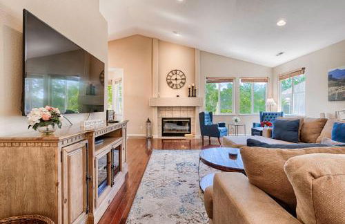 Spacious 4BD 3BA with hot tub, fire pit, and wraparound deck - Foto 2