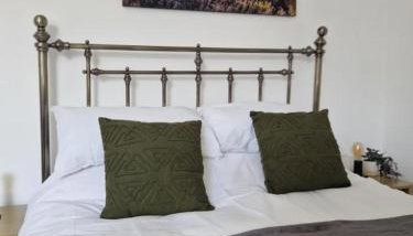 NEWLY Refurbed - Large Studio Apt With Private Parking - Photo 3