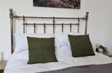 NEWLY Refurbed - Large Studio Apt With Private Parking - Foto 3