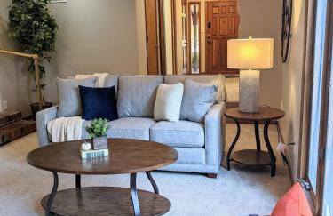 Walk to K-State, Sleeps 12, Pool Table, Hot Tub - Foto 46