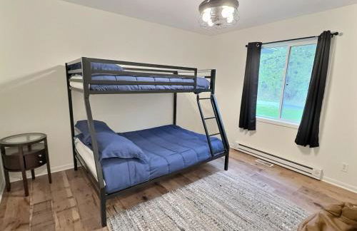 The Sawyer Hideaway - 3BR 2B with Hot Tub & Fire Pit - 5 mins to beach - Photo 23