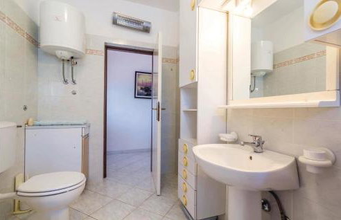 2 Bedroom Nice Apartment In Viskovo - Foto 29