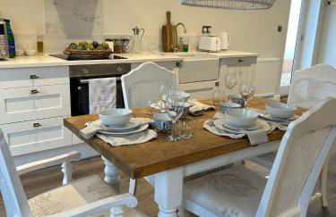 The Pelican Room-converted Cart Lodge near airport - Photo 15