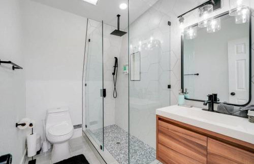 Modern Home - 1 Acre Lot w Pool Patios Jacuzzi - Foto 31