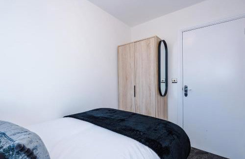 NEW!- GORTON PLACE By Greenstay Serviced Accommodation - 4 Bed 3 Bath House In Manchester - FREE Parking - FAST 250 Mbps Wi-Fi - Ideal for Contractors, Business Travellers & Relocations - Close to City Centre, Airport, Etihad Stadium - LONG STAYS WELCOME - Foto 14