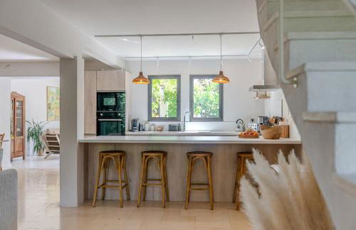 Gorgeous village home with heated pool, ideally located - Foto 7