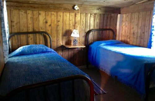 Waterfront Vacation Rental with Charming Wooden Interior near Mount Katahdin, Maine - Foto 3