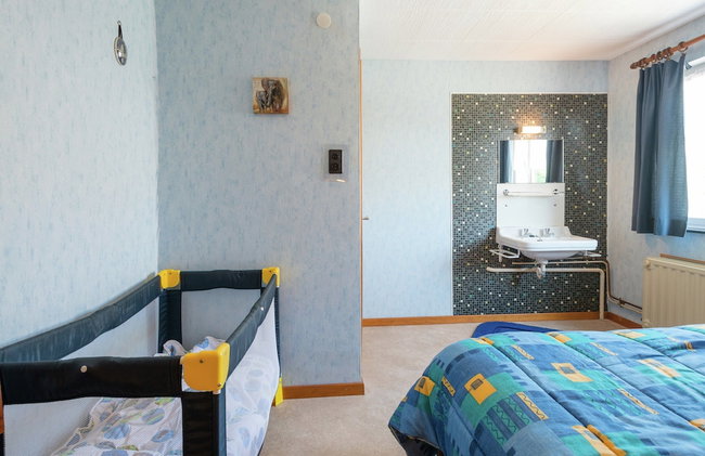 Spacious Holiday Home With Large Garden - Photo 9