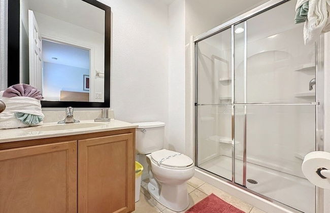 Amazing Townhouse Close To Disney 2 Bed 2.5 Bath 2 Bedroom Townhouse by RedAwning - Foto 21