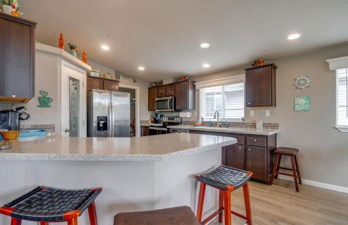 Ocean Shores Retreat with Porch and Canal Views! - Foto 9