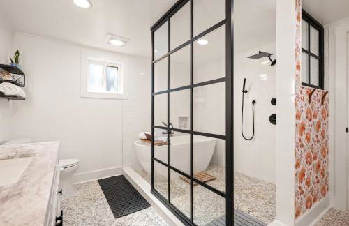 Couples Retreat with Hot Tub, Beach Cruisers, Spa Bath - Foto 3