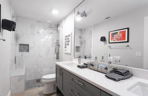 Stylish Home with Pool & Hot Tub near Downtown - Foto 26