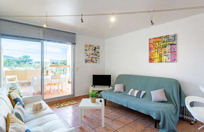 1 bedroom Apartment in Bormes-les-Mimosas with swimming pool and terrace - Photo 2