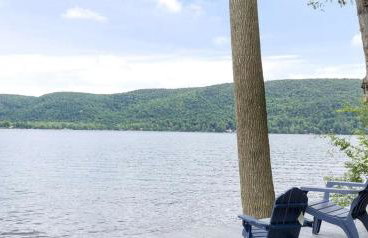 Tranquil Lakefront Cottage with Private Dock in Ticonderoga, New York - Foto 2