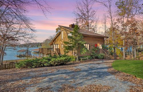 Lakeside Lodge - Lakefront home with private dock & hot tub - Foto 26