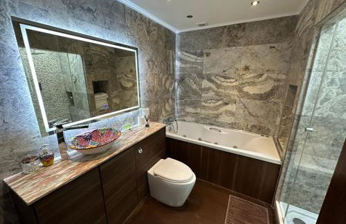 Unique Luxury Home in the heart of London. Air conditioned with private garden - Photo 4