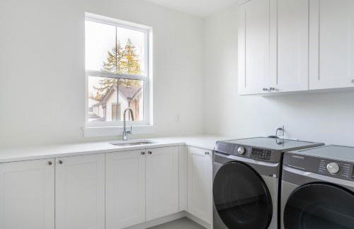 Elegant 3-Story House with Private Backyard in WA - Photo 20