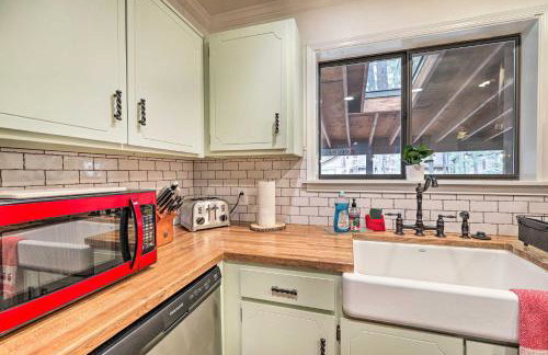 Hot Tub and Patio Pet-Friendly Cabin in Munds Park! - Foto 7