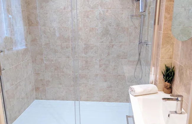 The Ayres House 2-bed Apartment in Cambridge - Photo 23