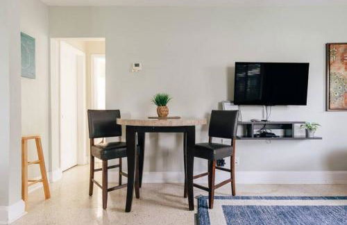 Two blocks from Beach - Walk to the water! - Foto 3