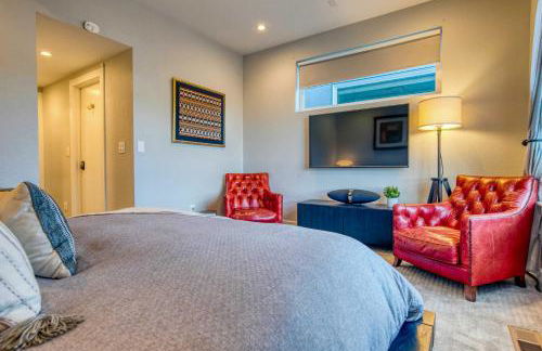 Walk to Empower Field Townhome with Hot Tub! - Foto 26