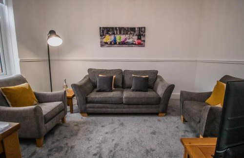 Free Parking, Ideal for Long Term Contractor, etc Stays, Regular Housekeeping Option, 10 min Walk from Beach and Metro 15-20 min Drive to Nissan & Newcastle - Dwellcome Home Ltd 2 DOUBLE Bedroom 3 Bed Apt, Fast WIFI - See our Site for Assurance - Foto 12