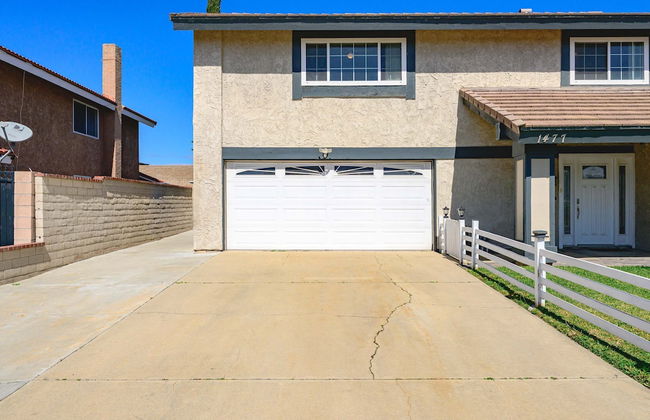 Spacious Family Retreat w Garden Modern Comfort - Photo 10