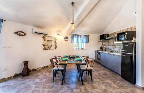 Island Getaway - Heritage House - Photo 30