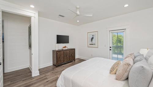 2 Blocks to the Beach! Pool & Golf Cart, Sleeps 21 - Foto 3