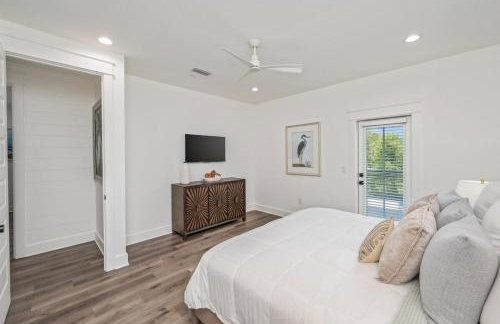 2 Blocks to the Beach! Pool & Golf Cart, Sleeps 21 - Foto 3