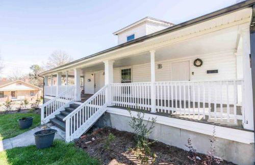 Renovated 3 bedroom close to downtown! - Photo 10