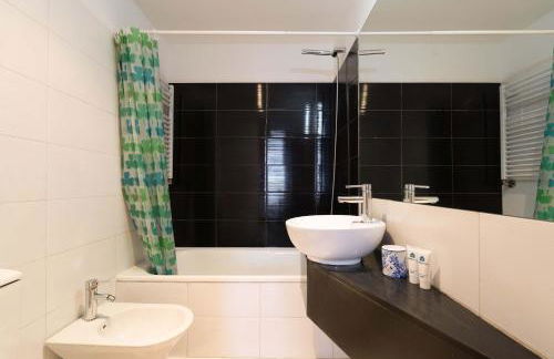 Modern Flat with Balcony & Garage by HostWise - Foto 13